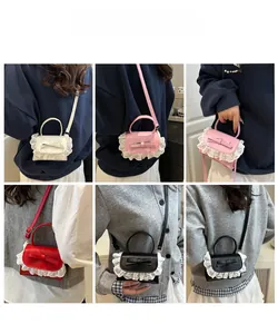 Collage mini borsa con fiocco in bianco, rosa, rosso e nero indossata dai modelli