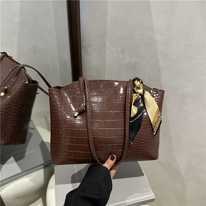 Sac fourre-tout marron motif crocodile avec foulard décoratif en soie pour femme