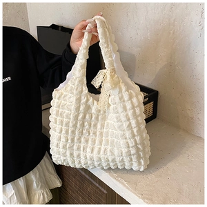 Détail de la texture bulle blanche et du nœud en dentelle du grand sac cabas