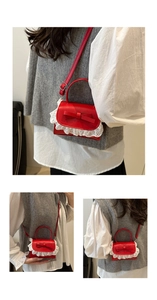 Dettaglio della borsa rossa con bordo in pizzo bianco e fiocco decorativo applicato