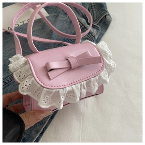Dettaglio della mini borsa rosa con fiocco 3D, bordo in pizzo e cuciture di qualità