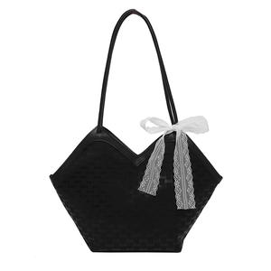 Sac fourre-tout noir à la mode avec nœud en dentelle blanche et fines bretelles élégantes