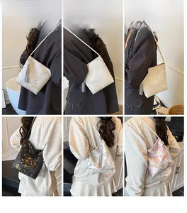 Detalle de bolsos de hombro de seda de estilo chino con motivos de bambú y borlas largas