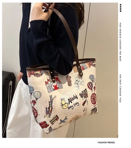 Détail du sac cabas imprimé avec motifs urbains et bandoulière en cuir marron