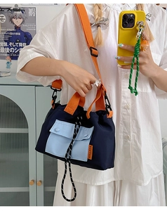 Détail du sac cabas en toile bicolore bleu et orange avec fermeture par cordon coulissant