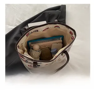 Vue intérieure montrant la grande capacité du sac fourre-tout avec objets divers