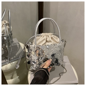 Dettaglio borsa a secchiello con paillettes argento e fodera con coulisse