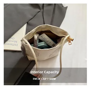 Detalle de la capacidad interna del bolso tipo cubo beige estilo chino para maquillaje