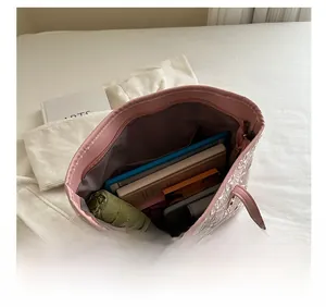 Vista interna della borsa tote rosa che mostra la capienza per tablet e ombrelli