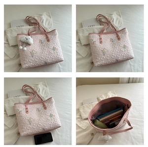 Capacité interne du sac cabas rose papillon montrant l'espace de rangement tablette