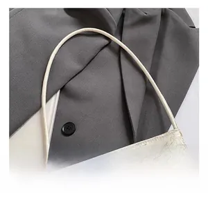 Detalle del asa cómoda y bordado floral en un bolso tipo cubo de estilo chino