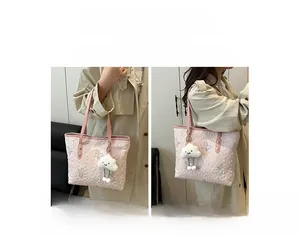 Dettaglio della borsa rosa monogramma con ricamo a farfalla e ciondolo morbido