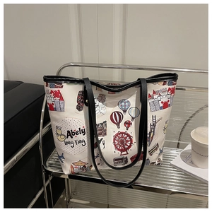 Détail du grand sac cabas avec illustration de Hong Kong et anses en cuir noir de haute qualité