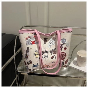 Vue détaillée du grand sac cabas blanc avec motifs de dessins animés et anses roses