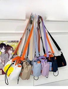 Vue détaillée de sacs cabas en nylon coloré avec fermeture à cordon et sangle réglable