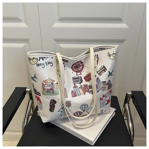 Détail du grand sac cabas blanc avec illustrations de Hong Kong posé sur une chaise