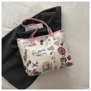 Détail du grand sac cabas crème avec anses roses et illustrations de style graffiti