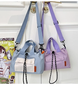 Détail de petits sacs fourre-tout en nylon avec cordon de serrage et boutons-pression en métal