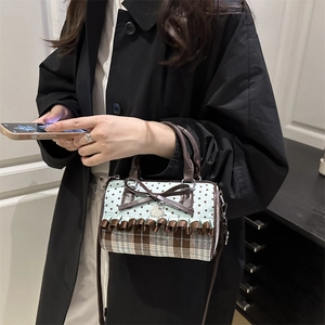 Fashionable bow-knot crossbody handbag with star pattern and heart-shaped metal charm