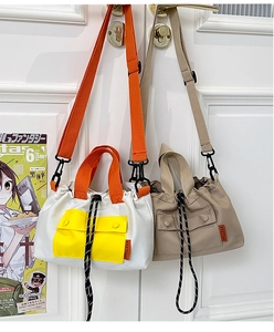 Vue détaillée de sacs cabas élégants avec poches à pression et bandoulières réglables