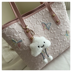 Sac fourre-tout rose matelassé avec broderie papillon et charm nuage en peluche