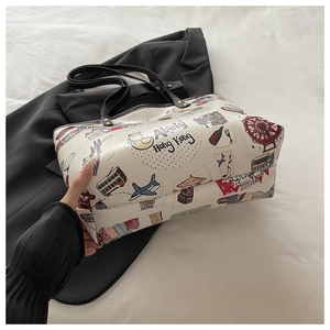 Détail du sac cabas en toile avec imprimé graffiti coloré de Hong Kong et poignées