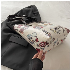 Gros plan d'un sac cabas grande capacité avec des illustrations de dessins animés de Hong Kong