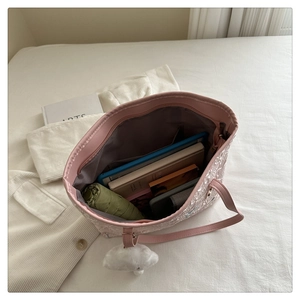 Vue intérieure du sac cabas rose montrant sa grande capacité et ses motifs papillon