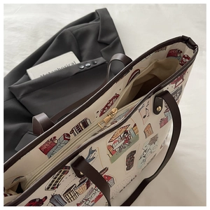 Vue de dessus du grand sac cabas avec illustrations de ville et anses en cuir marron