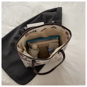 Vue de dessus du grand sac cabas montrant le rangement pour tablette et accessoires