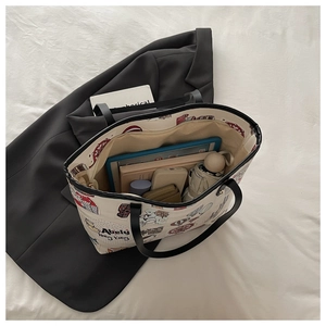 Détail du grand sac cabas en toile montrant l'espace intérieur pour ordinateur et objets