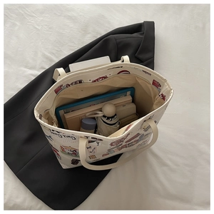 Vue intérieure du grand sac cabas contenant une tablette, un parapluie et une gourde