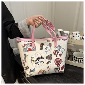 Gros plan d'un grand sac cabas avec motifs de Hong Kong et anses roses élégantes