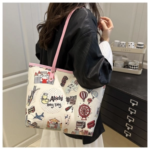 Détail du grand sac cabas blanc avec motifs graffiti colorés et anses roses