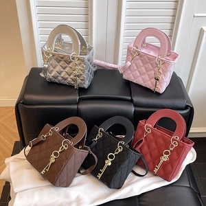 Borsa a Spalla in Pelle PU Trapuntata da Donna Moda di Strada Mini Borsa a Tracolla Quadrata Tinta Unita Con Ciondolo Chiave