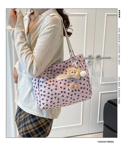 Sac fourre-tout à nœuds roses avec breloque ours en peluche et texture matelassée