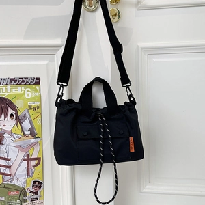 Sac fourre-tout noir utilitaire avec poche à cordon et large bandoulière confortable