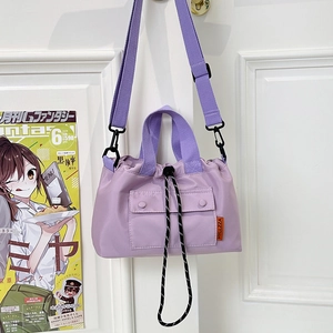 Sac fourre-tout minimaliste en nylon lilas avec cordon de serrage et étiquette orange