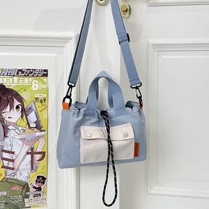 Sac bandoulière en nylon bleu et beige avec sangle orange et fermeture à cordon, vue principale