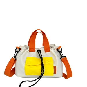Sac fourre-tout en nylon blanc avec poignées orange et poche frontale jaune