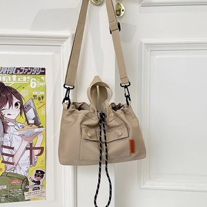 Sac fourre-tout kaki minimaliste avec cordon de serrage et bandoulière réglable
