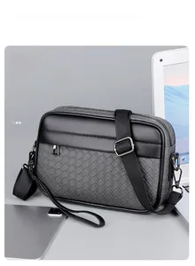 Detalle de bolso mensajero gris con textura, solapa de cuero negro y bandolera