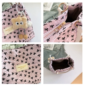 Vue détaillée du sac cabas rose matelassé avec imprimé nœud et pendentif en peluche