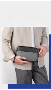 Detalle de cartera de mano de cuero trenzado para hombre con textura y correa de mano