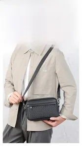 Detalle de bandolera para hombre con textura trenzada, bolsillo con cremallera y correa