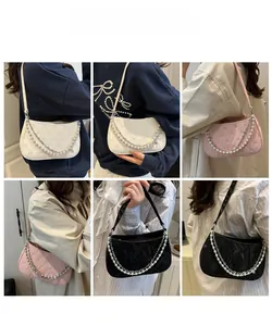 Détail des bandoulières en perles et chaînes métalliques d'un sac matelassé multi-couleurs