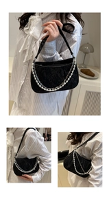 Détail du sac sous l'aisselle noir avec double chaîne élégante en perles et argent