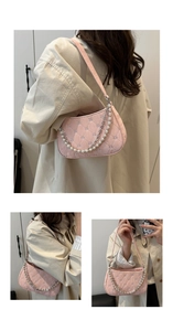 Trois vues d'un sac sous le bras rose matelassé avec chaînes décoratives en perles et métal