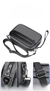 Detalle de bolso de mano trenzado para hombre en gris con correa de hombro ajustable