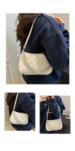 Détail du sac bandoulière matelassé blanc cassé avec double chaîne en perles et métal